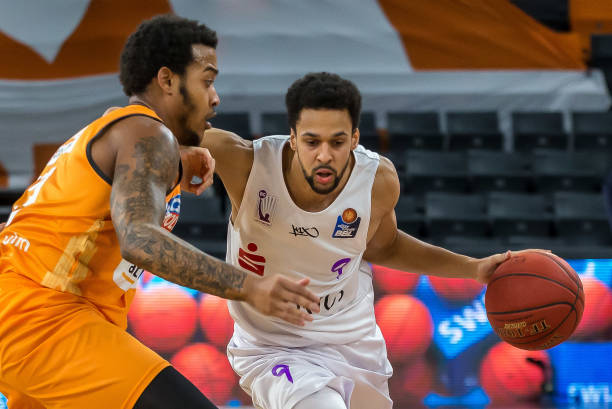 之间的可疑 之间的可疑